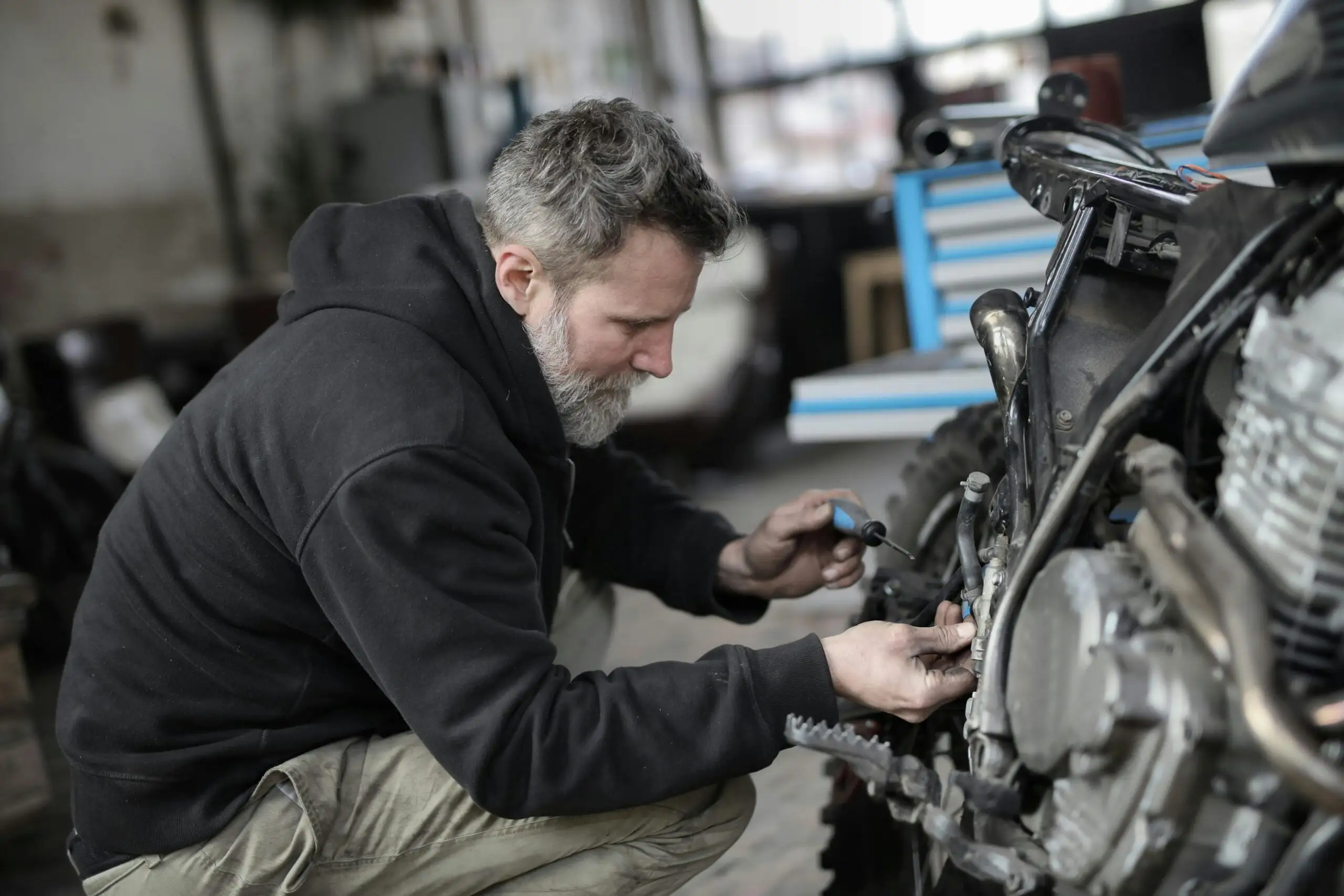 Mecánico trabajando en una moto dentro del taller STBIKES